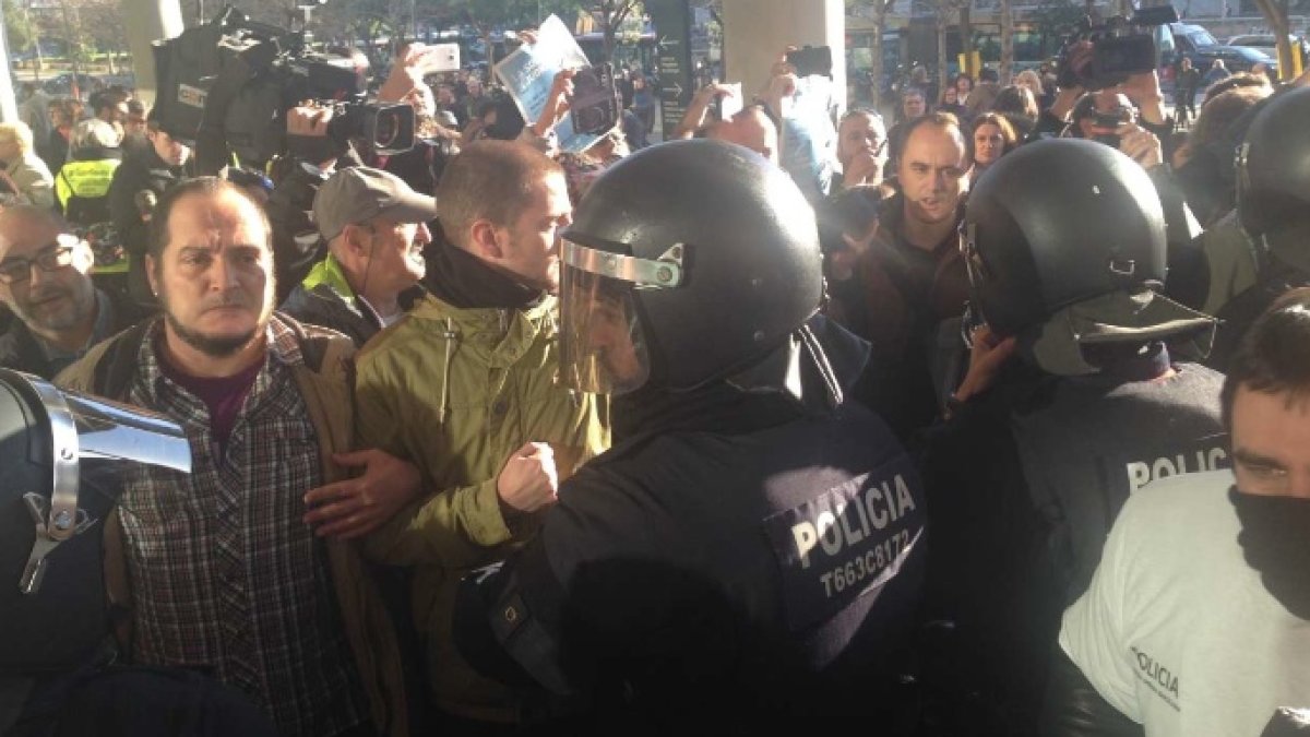 El diputado de la CUP. David Hernández, en los enfrentamientos con agentes de la Guardia Urbana