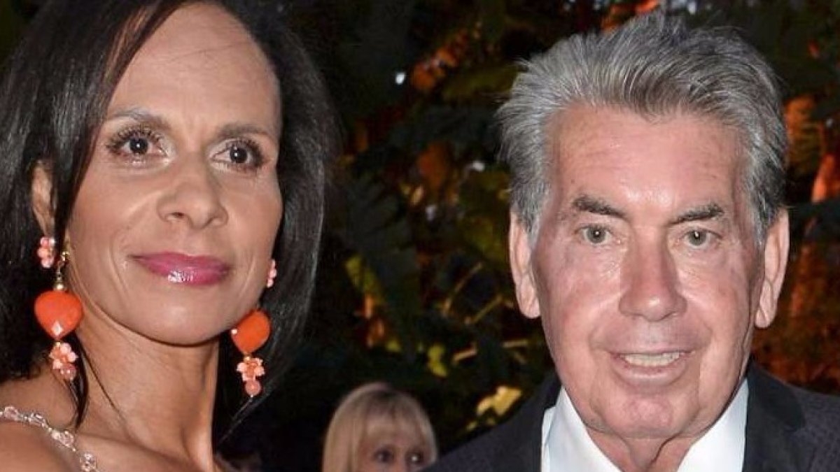 Manolo Santana junto a su mujer, Claudia