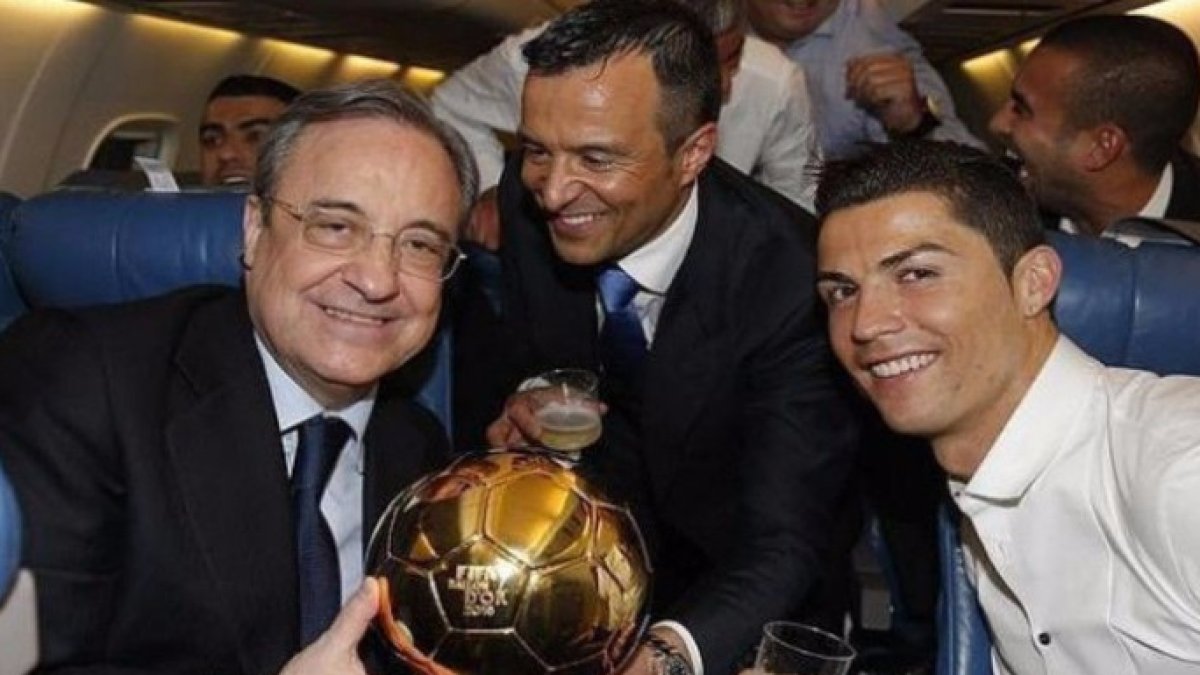 Florentino Pérez, Jorge Mendes y Cristiano Ronaldo posando junto al último balón de oro del crack.