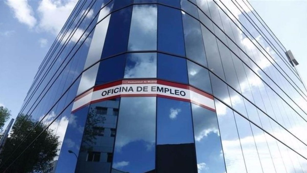 Los malos datos del paro de febrero echan leña a la incertidumbre política