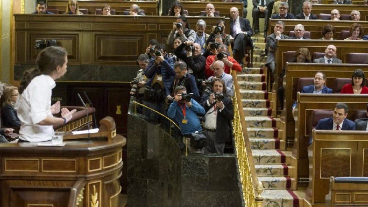 Iglesias habla en la tribuna dirigiéndose a Sánchez.