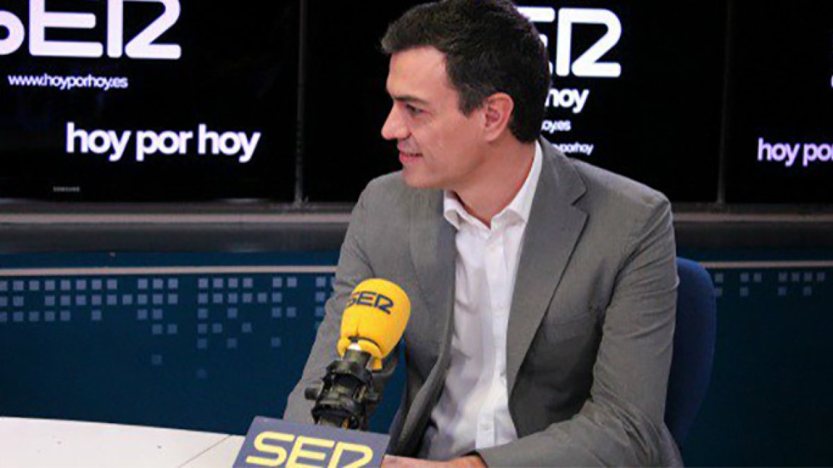 El líder del Partido Socialista, Pedro Sánchez, en los estudios de la SER.