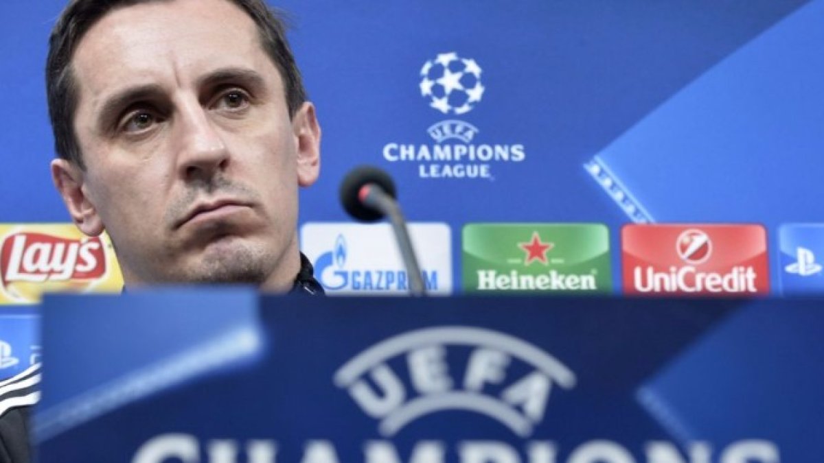 Cara seria de Gary Neville durante la rueda de prensa tras el partido contra el Barcelona.