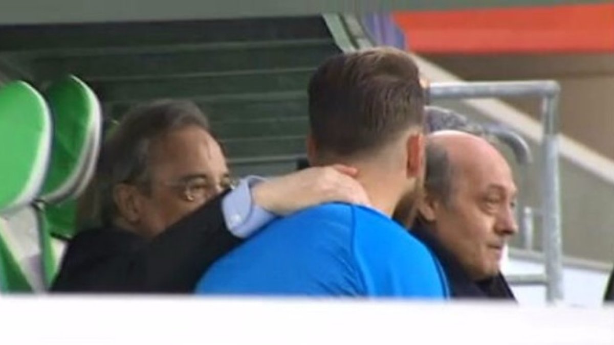 El presidente del Real Madrid, Florentino Pérez, conversando con el capitán del equipo, Sergio Ramos.