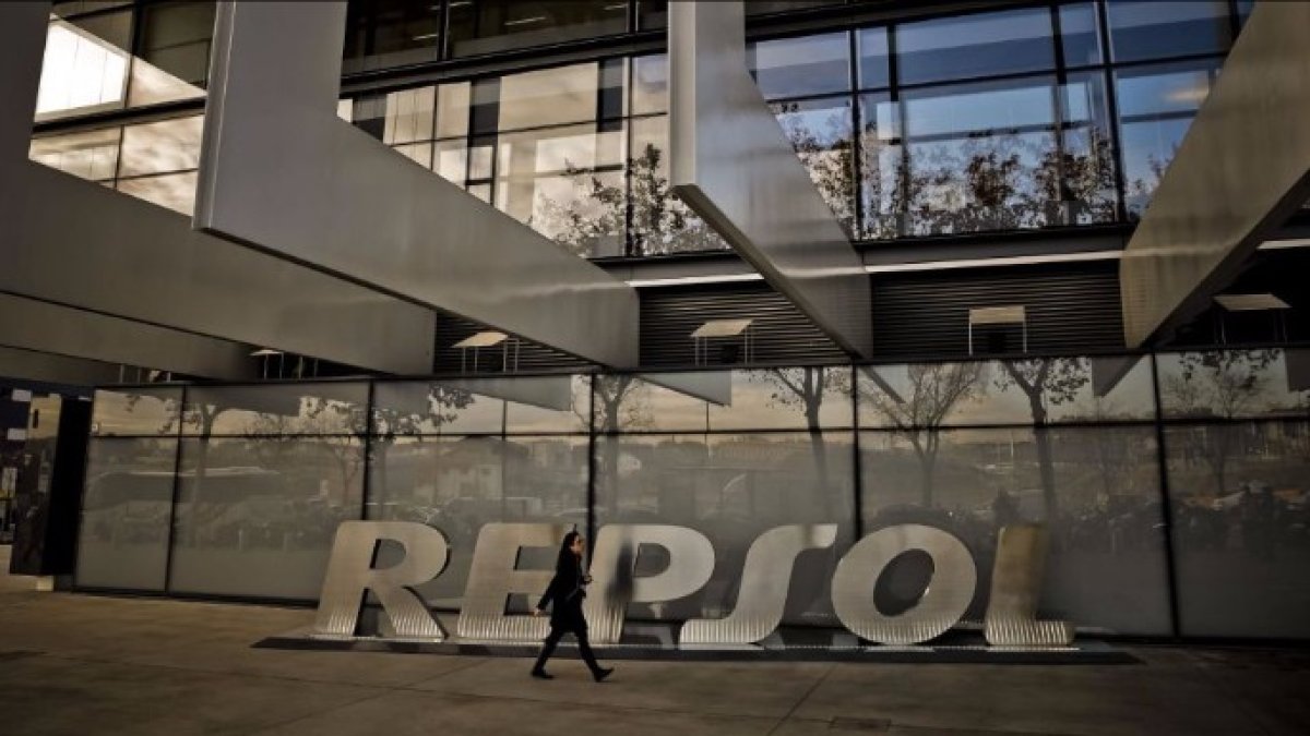 Repsol revierte el desplome y gana 434 millones de euros