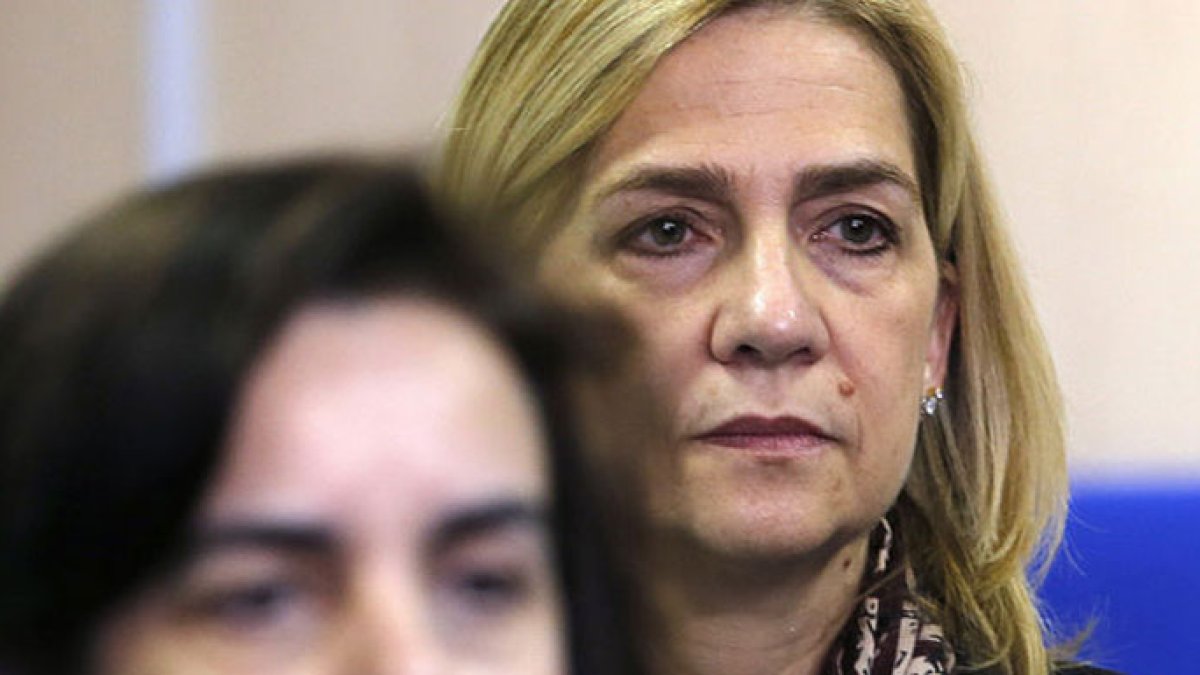 El gesto de la Infanta Cristina fue en todo momento muy serio y pensativo.