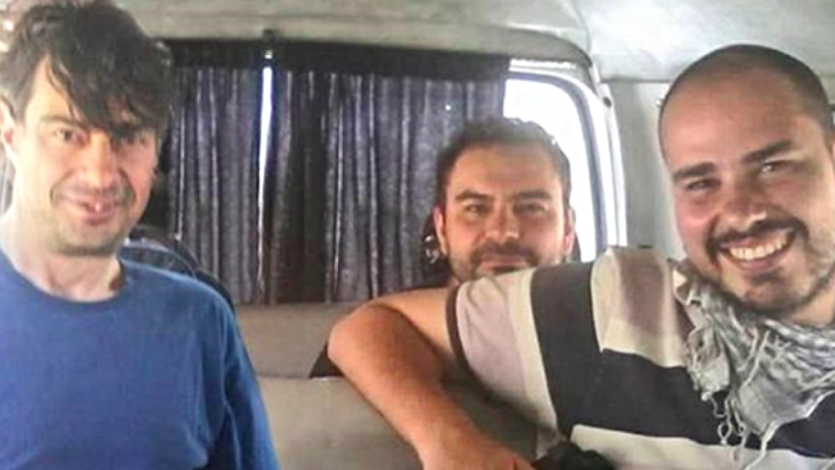 imagen de los tres periodistas poco antes de ser secuestrados hace 10 meses.