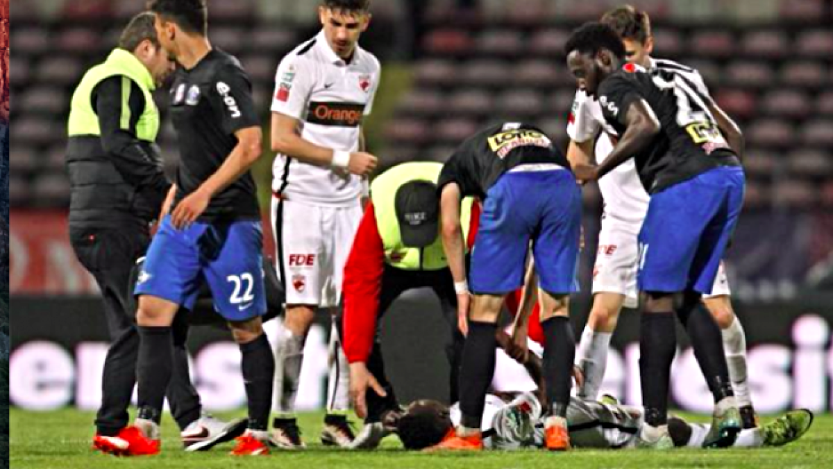 El jugador camerunés, desplomado en el terreno de juego.