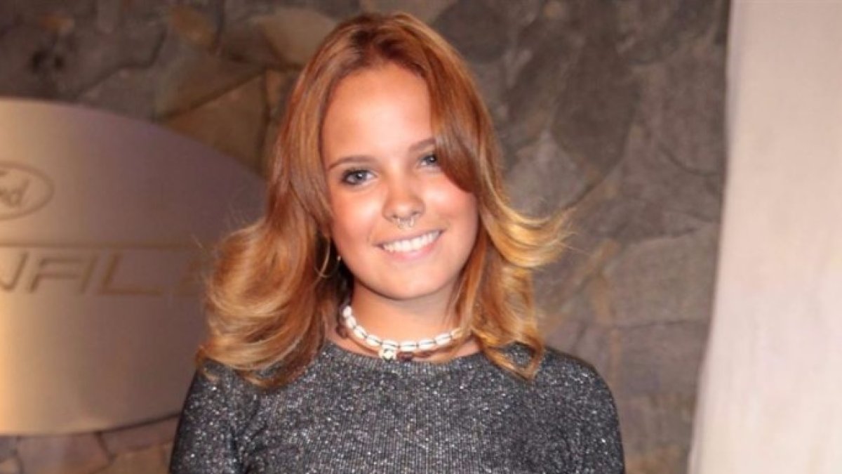 Gloria Camila posa en su nueva tienda de ropa en Santa Marta, Sevilla