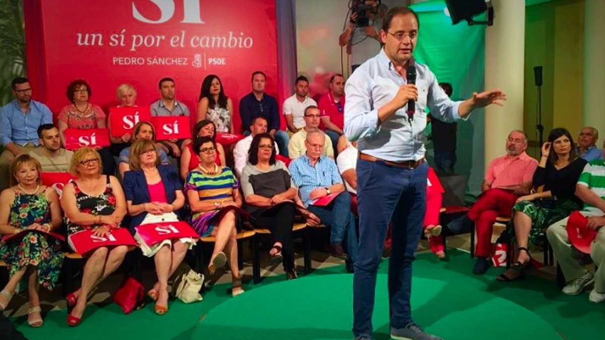 La imagen vale más que mil palabras: rostros serios, distraídos y hasta apesadumbrados.