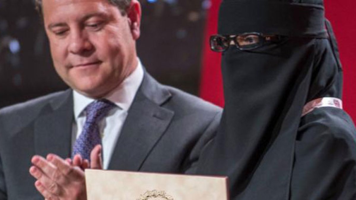 La foto que a García-Page le hubiera gustado borrar y ha hecho polvo al PSOE