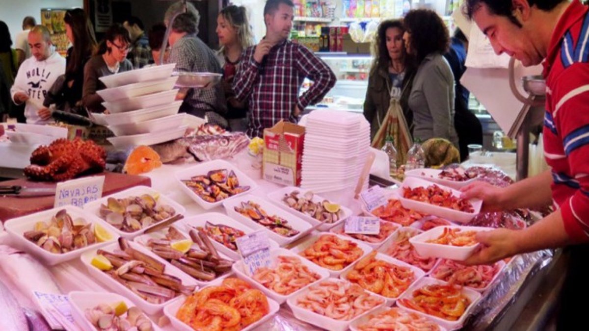 Así exponen las raciones de marisco en los puestos del mercado.