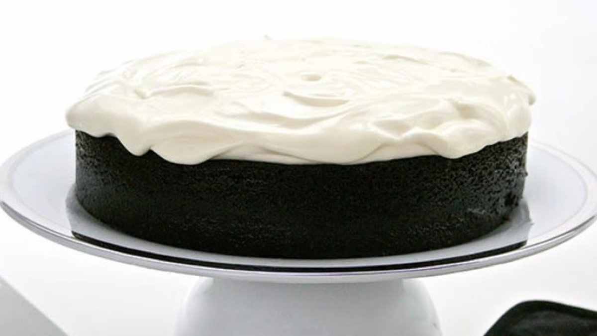 Tarta de cerveza negra con bizcocho de chocolate y frosting de queso y nata.