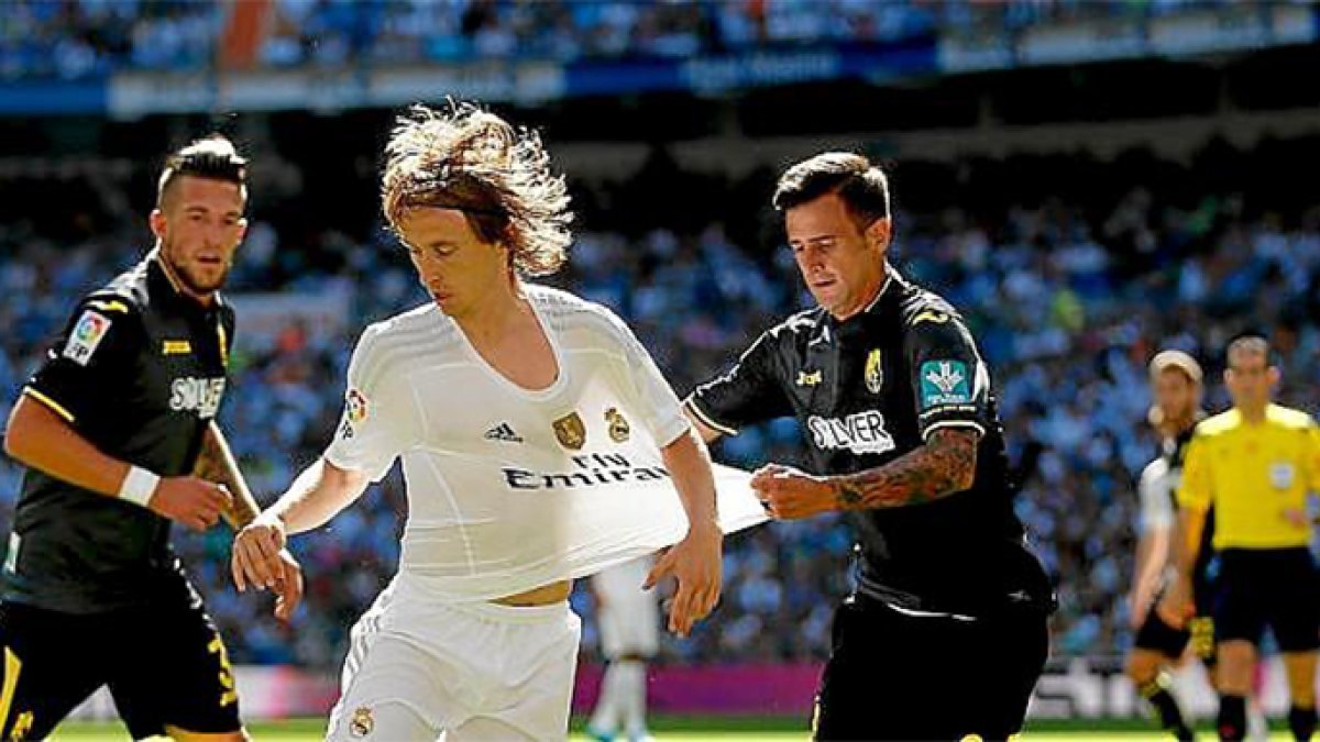 Javi Márquez y Luka Modric durante uno de los encuentros que enfrentó a sus equipos.