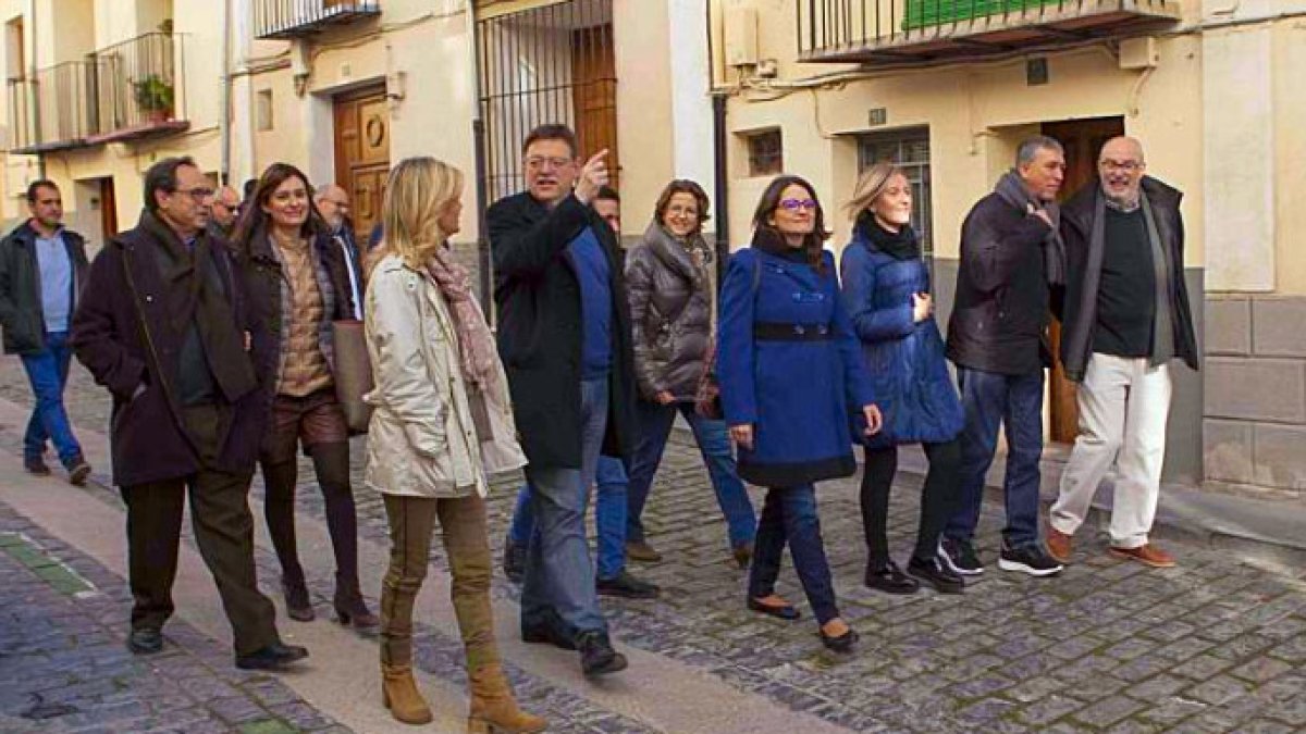 Todos los miembros del Consell paseando por Morella.