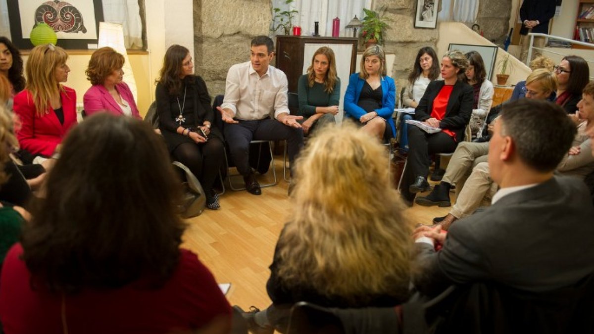 Pedro Sánchez junto a las representantes de asociaciones de mujeres.
