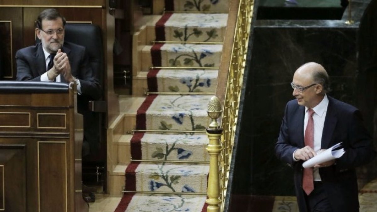 Rajoy aplaude a Montoro en el Congreso.