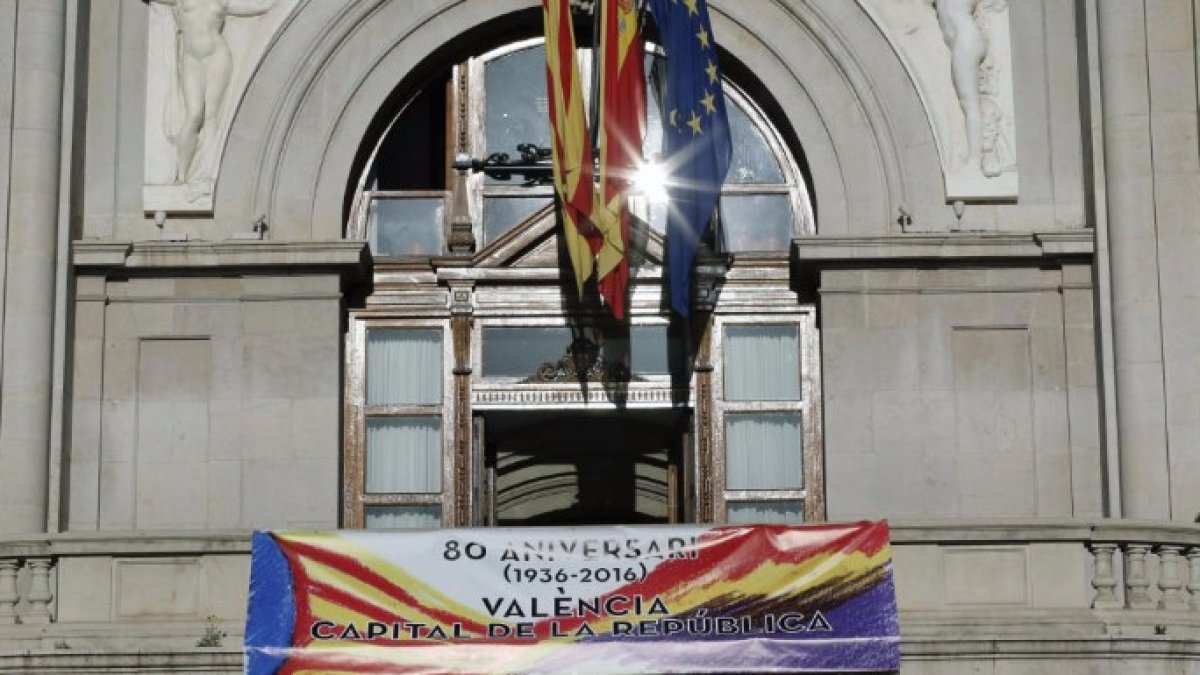La bandera republicana que ha colocado Ribó.