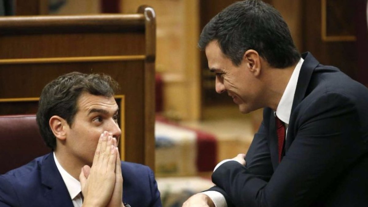 Albert Rivera y Pedro Sánchez durante la formación del Congreso.