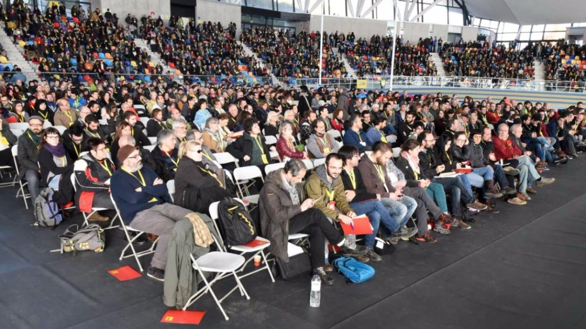 Los participantes en la asamblea de la CUP.