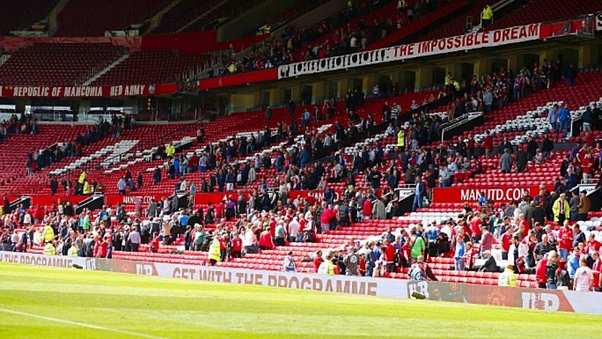 Las gradas del United, desalojadas.