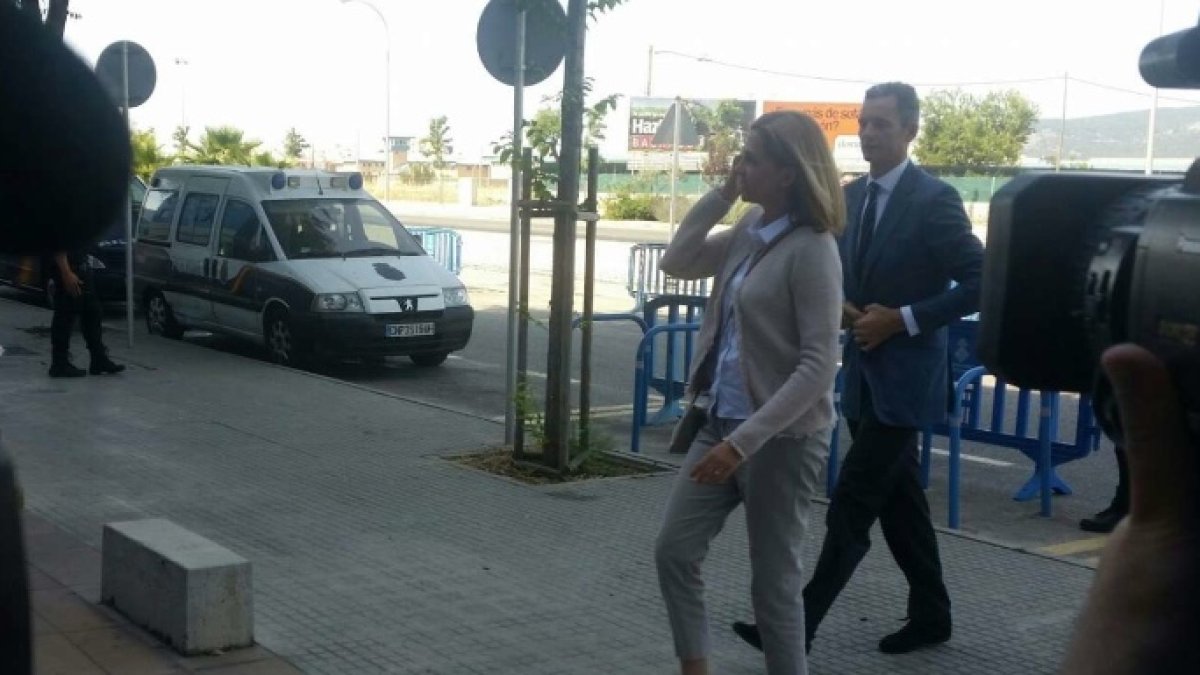 La Infanta e Iñaki Urdangarín llegando este viernes al juicio del caso Noós