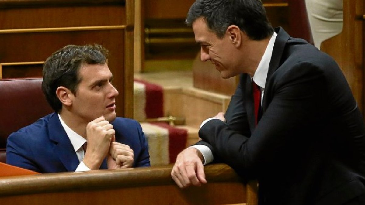 Tras el giro de Rajoy, Sánchez deja de lado a Podemos y prioriza a Rivera.
