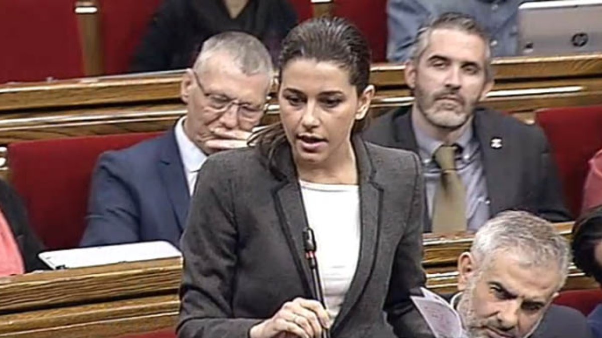 Puigdemont y Arrimadas se enzarzan en una dura bronca en el pleno del Parlament