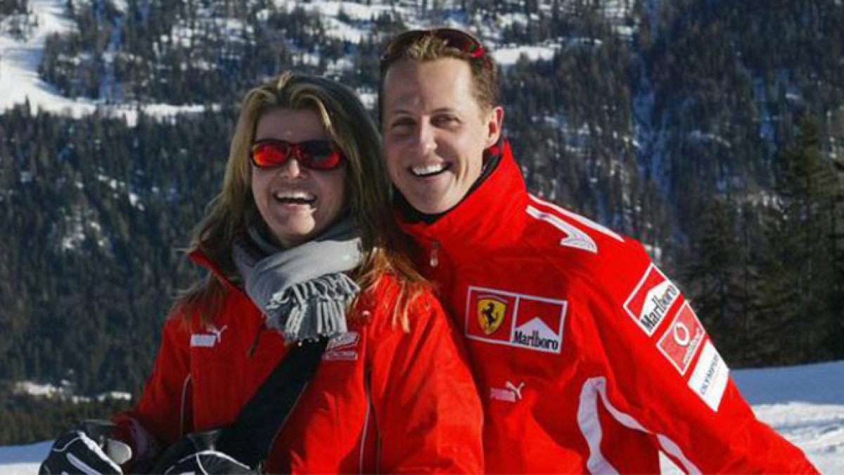 El piloto alemán junto a su esposa Corinna disfrutando de su afición al esquí.