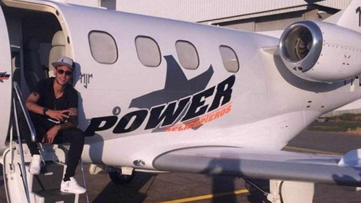 Neymar posando junto a su avión en una foto colgada en sus redes sociales.