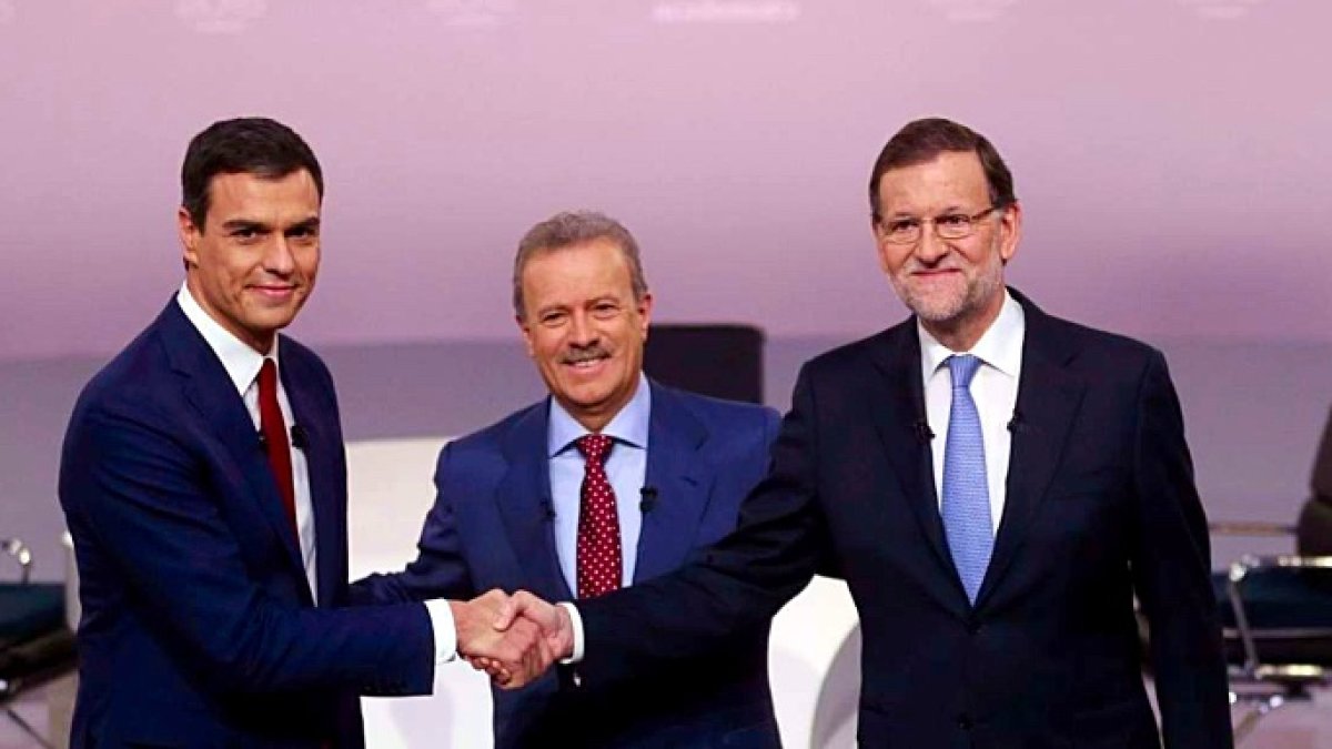 Pedro Sánchez y Mariano Rajoy, entre ellos Campo Vidal, en el debate de las pasadas elecciones.
