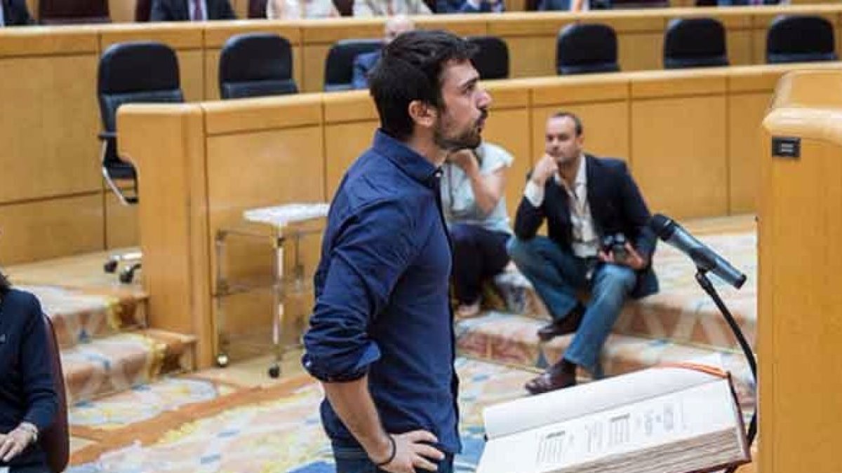 El senador morado Espinar se inventa un recuerdo falso para atacar a Cifuentes