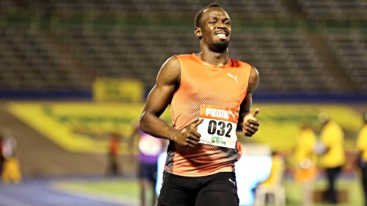 Bolt con rostro de dolor tras terminar su prueba esta madrugada.