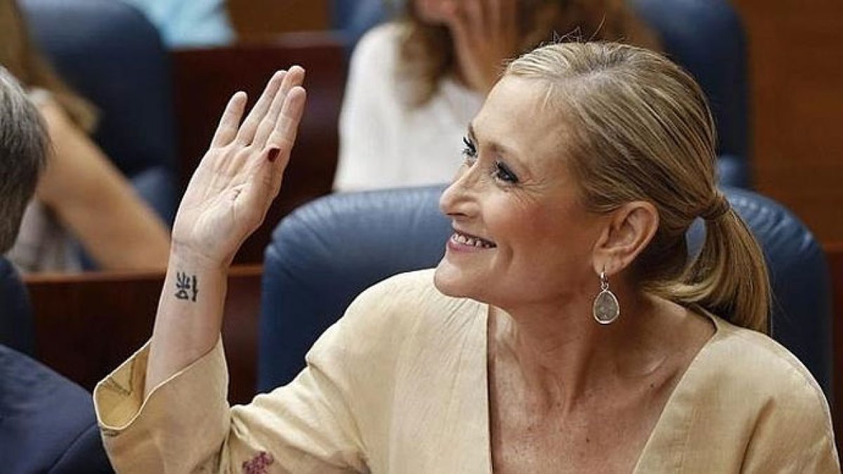 Tres diputados díscolos del PP se alían con el PSOE y Podemos contra Cifuentes