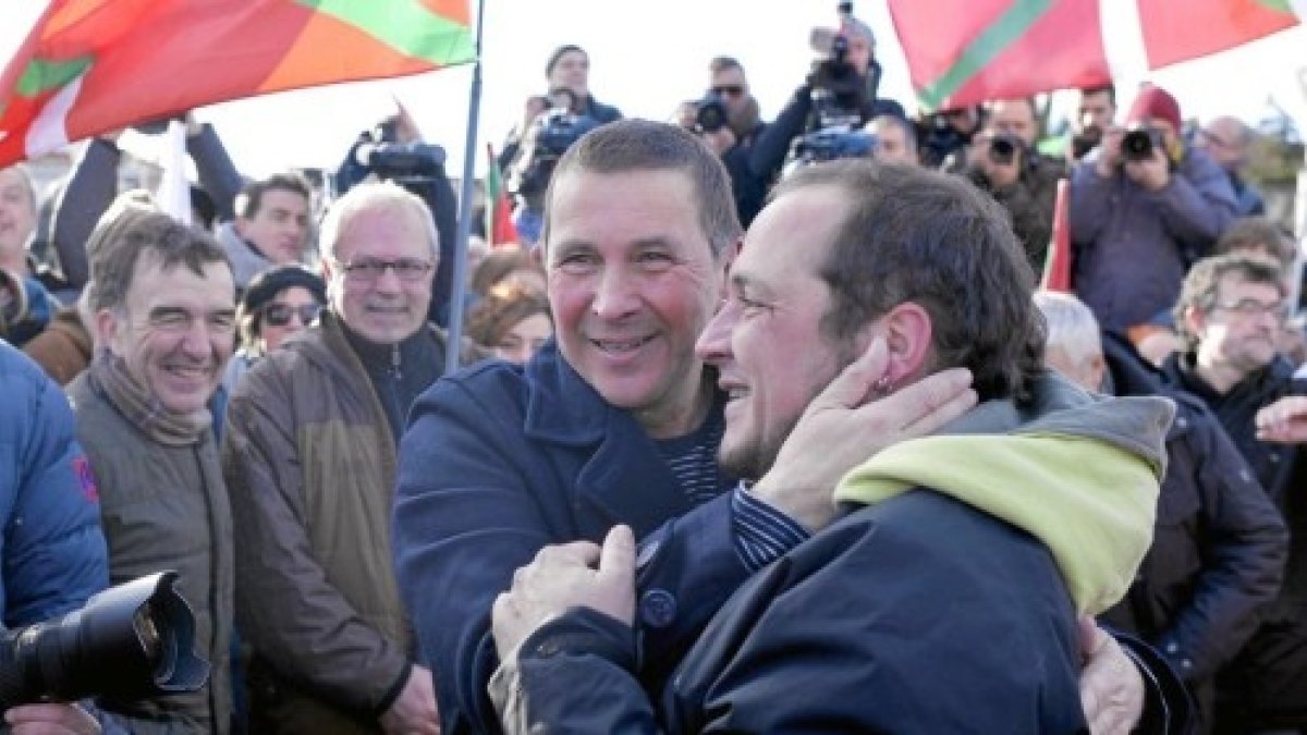 Otegi abraza al parlamentario de la CUP David Fernández
