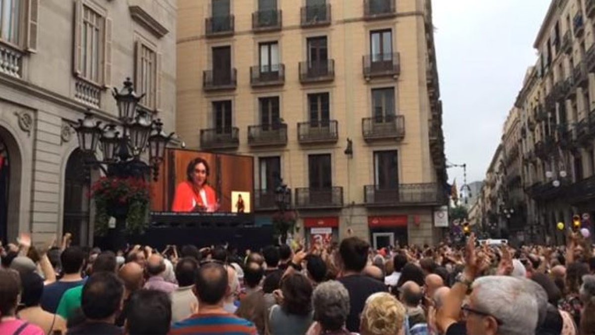 La foto de Colau en pantalla gigante cuestiona sus propias excusas.