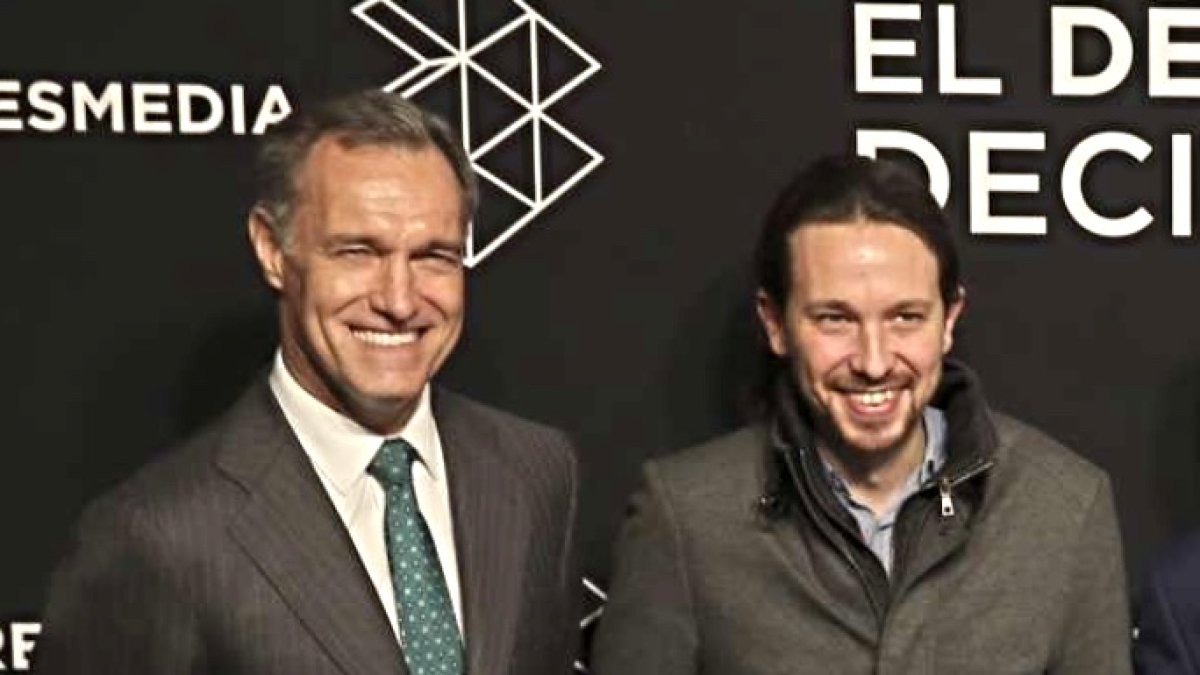 Silvio González, a la izquierda, junto a Pablo Iglesias en un debate la pasada campaña.