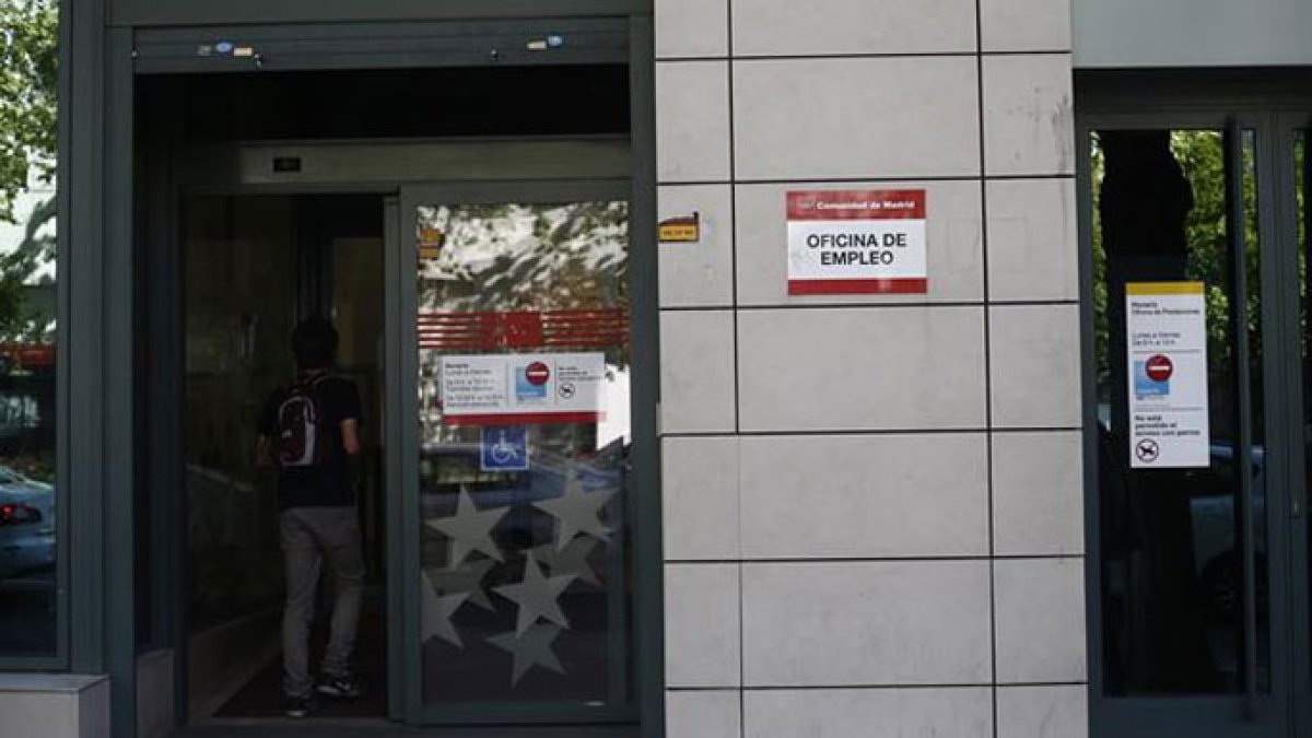 El paro baja a su menor nivel en 7 años tras caer en 124.349 personas en junio