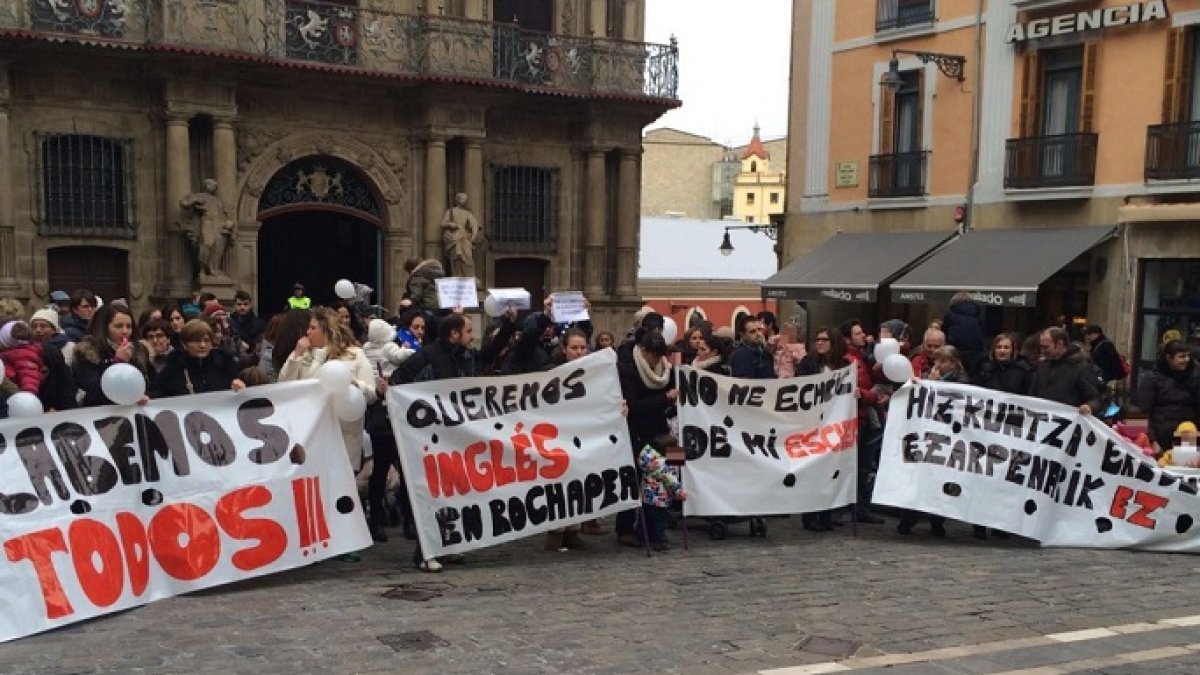 Podemos, aliada con los batasunos de Bildu en Navarra, fomenta una euskaldunización que divide a la sociedad.