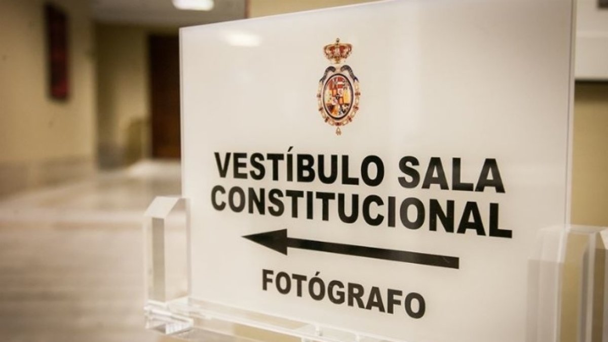 Un cartel indica a los nuevos diputados el lugar donde acreditarse