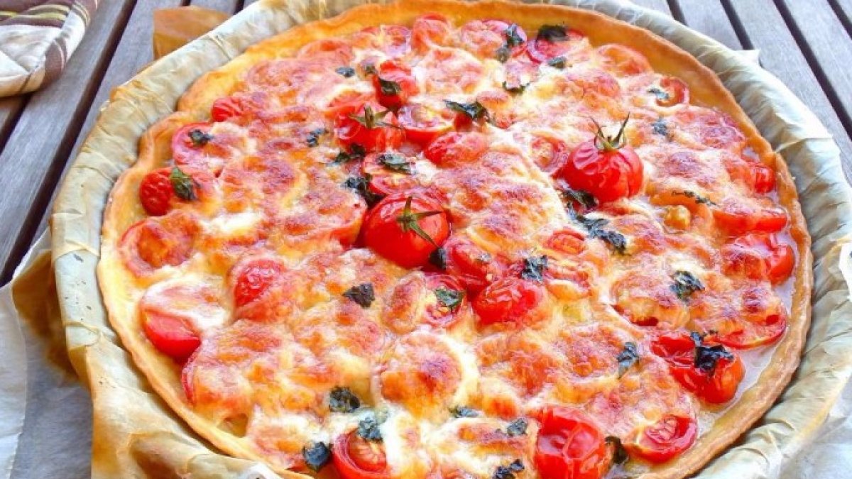 Este pastel de tomate es perfecto para una merienda al aire libre o una cena con amigos.