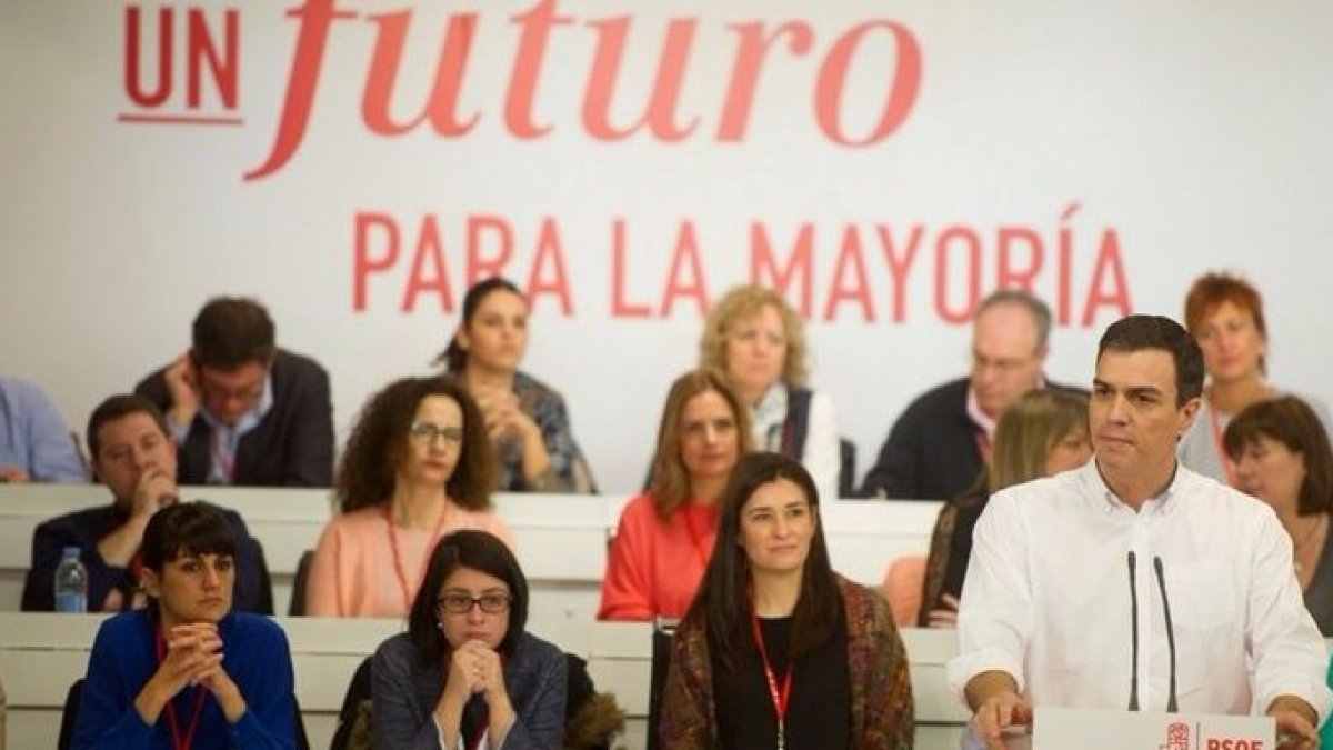 Sánchez sortea a los barones invocando a la militancia