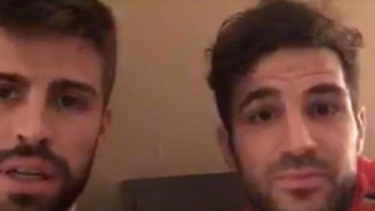 Gerard Piqué y Marc Bartra protagonistas del último vídeo desde la concentración de España.