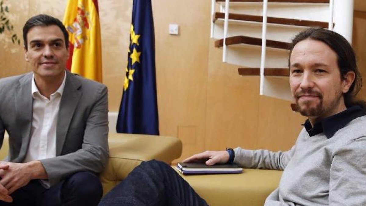 Sánchez intenta cercar a Iglesias a través de personas cercanas a él.