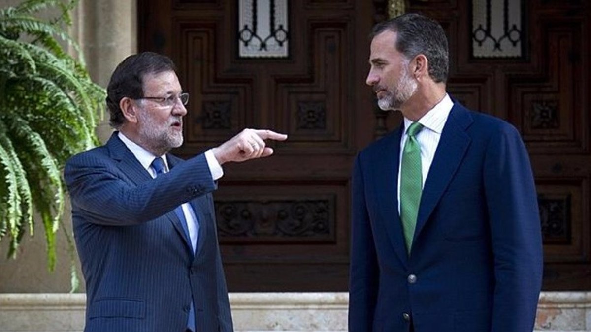 Mariano Rajoy y el rey Felipe VI en un encuentro en verano de 2015.