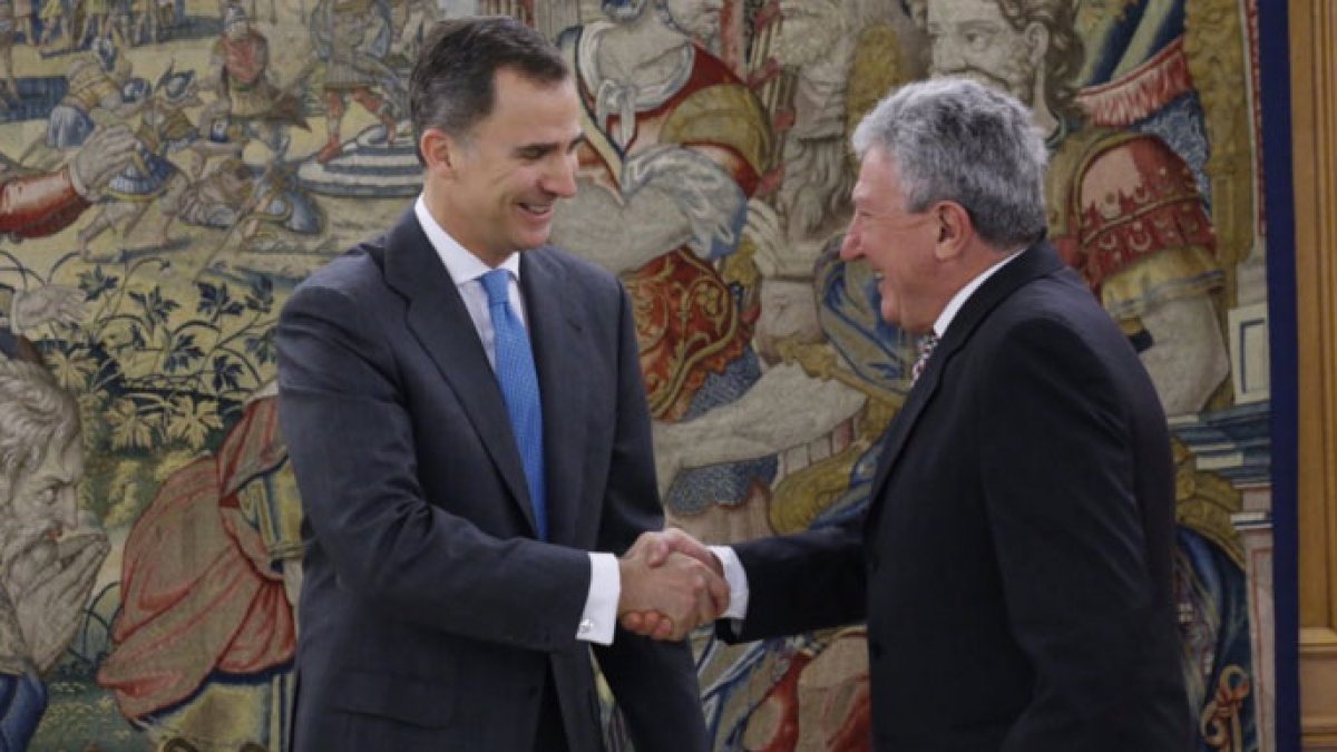 El Rey con el representante de Nueva Canarias, Pedro Quevedo.