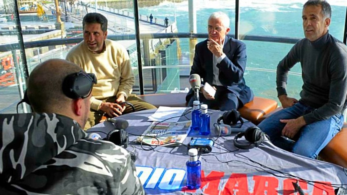 Paco García Caridad, en el centro, director de Radio Marca.
