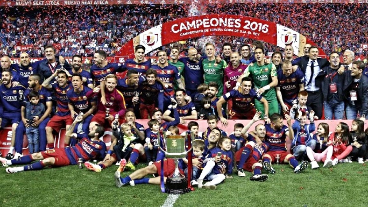 Los jugadores del Barcelona celebran la Copa del Rey.