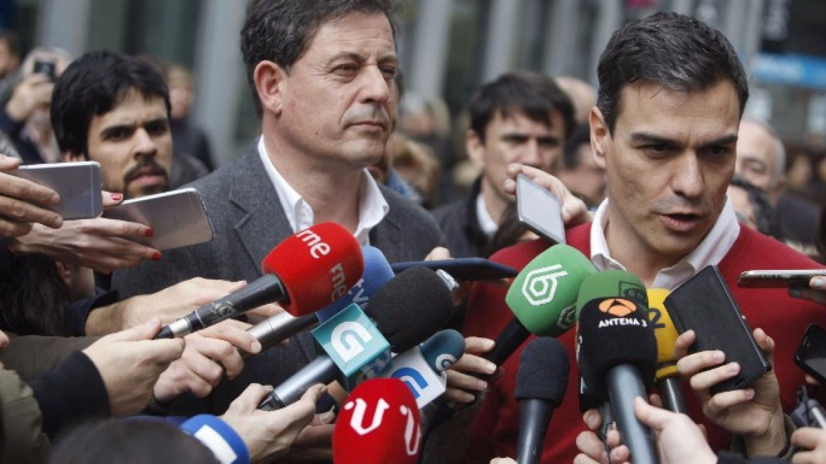 Pedro Sánchez junto a José Ramón Gómez Besteiro.