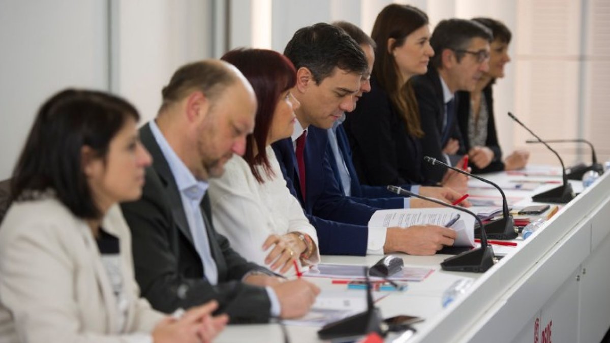 Pedro Sánchez junto a su equipo.